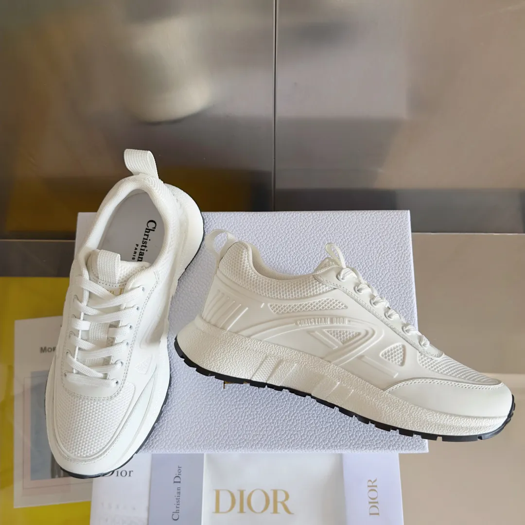 [Dior Dior] P: 640💰Couple model Size: Female: 35-40 (customized at 41), male 39-44. (customized at 45) 2025 Dior Dior autumn and winter new couple model, thick-soled casual sports shoes, originally purchased and developed to reinterpret the sports style with an elegant and fashionable shape. The upper is crafted from white mesh fabric and features the Christian Dior Paris signature on the laces and heel. The exquisite two-color sole is light and soft, which can add a high-end temperament to all kinds of casual looks. The delivery counter is exquisitely packaged🛍📦 ▪️Material: Original custom imported first-layer cowhide ▪️Inner lining: Imported soft sheepskin lining ▪️Sole: Original open-molded anti-slip rubber material ▪️Sole thickness: 4CM